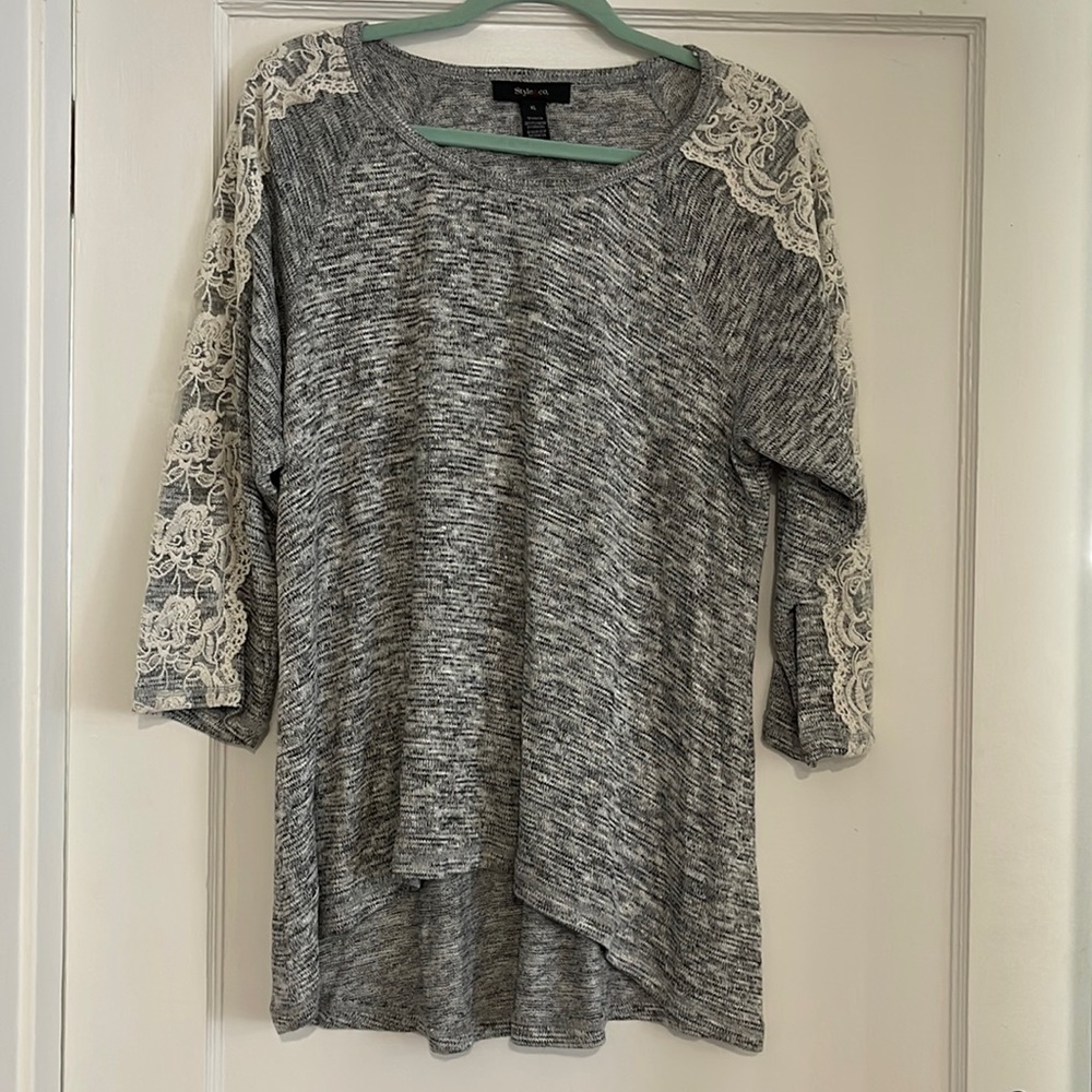 Women’s long sleeve light sweater. Size XL